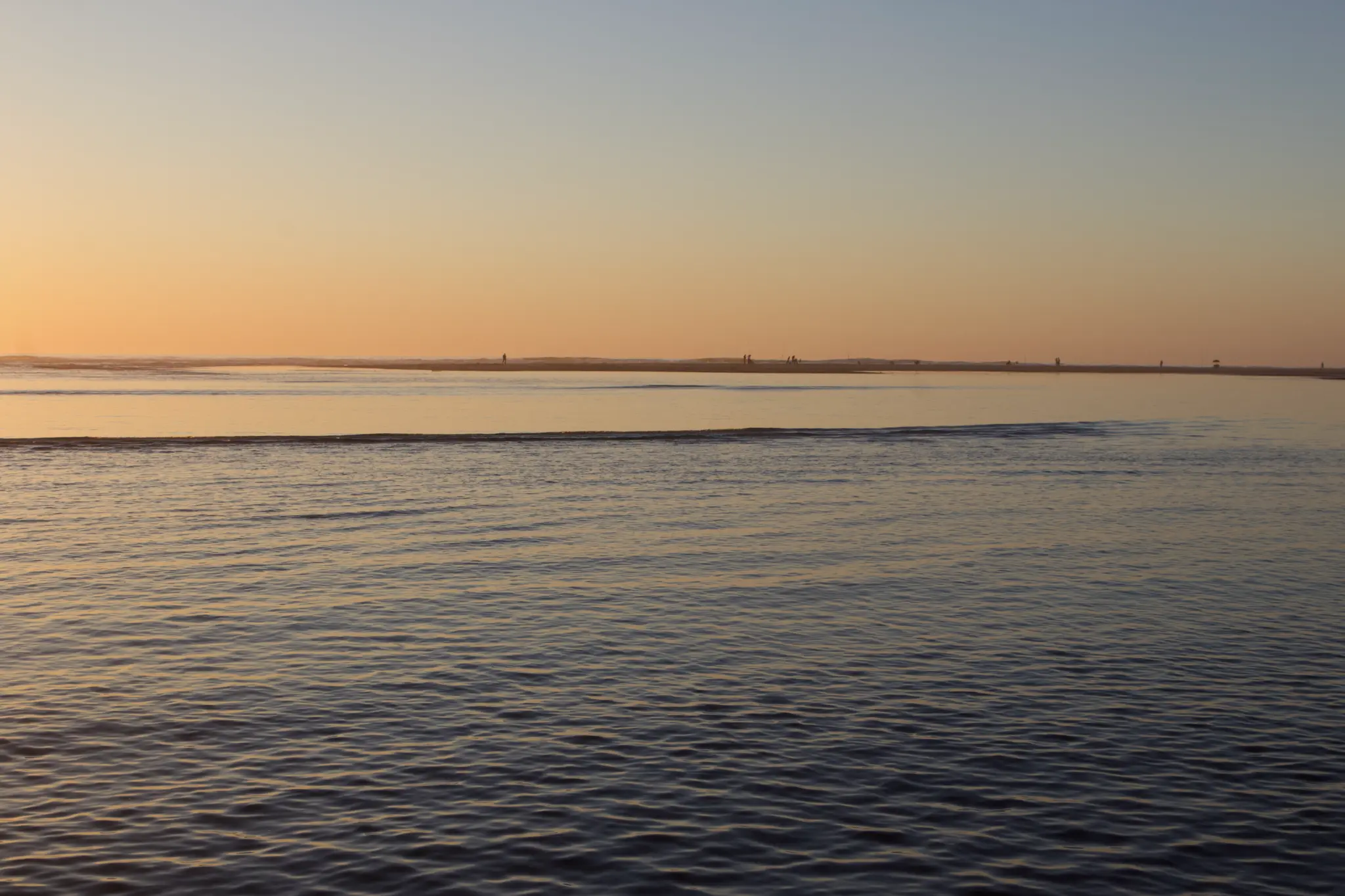 Sereen strandlandschap bij zonsondergang